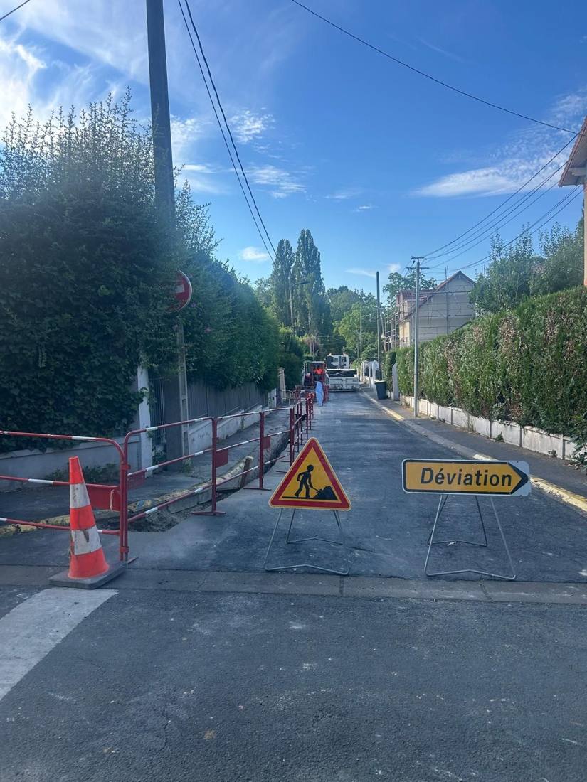 Rue barrée avec panneau de déviation