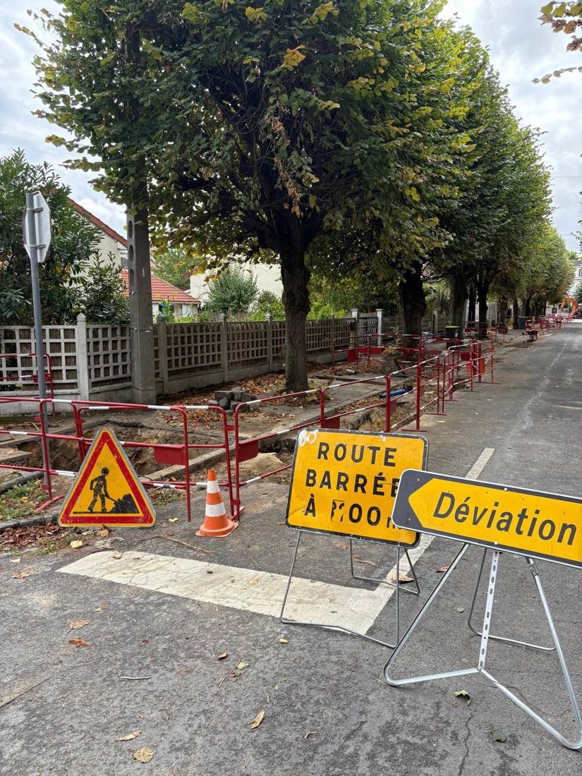 Chantier balisé avec panneaux route barrée et déviation