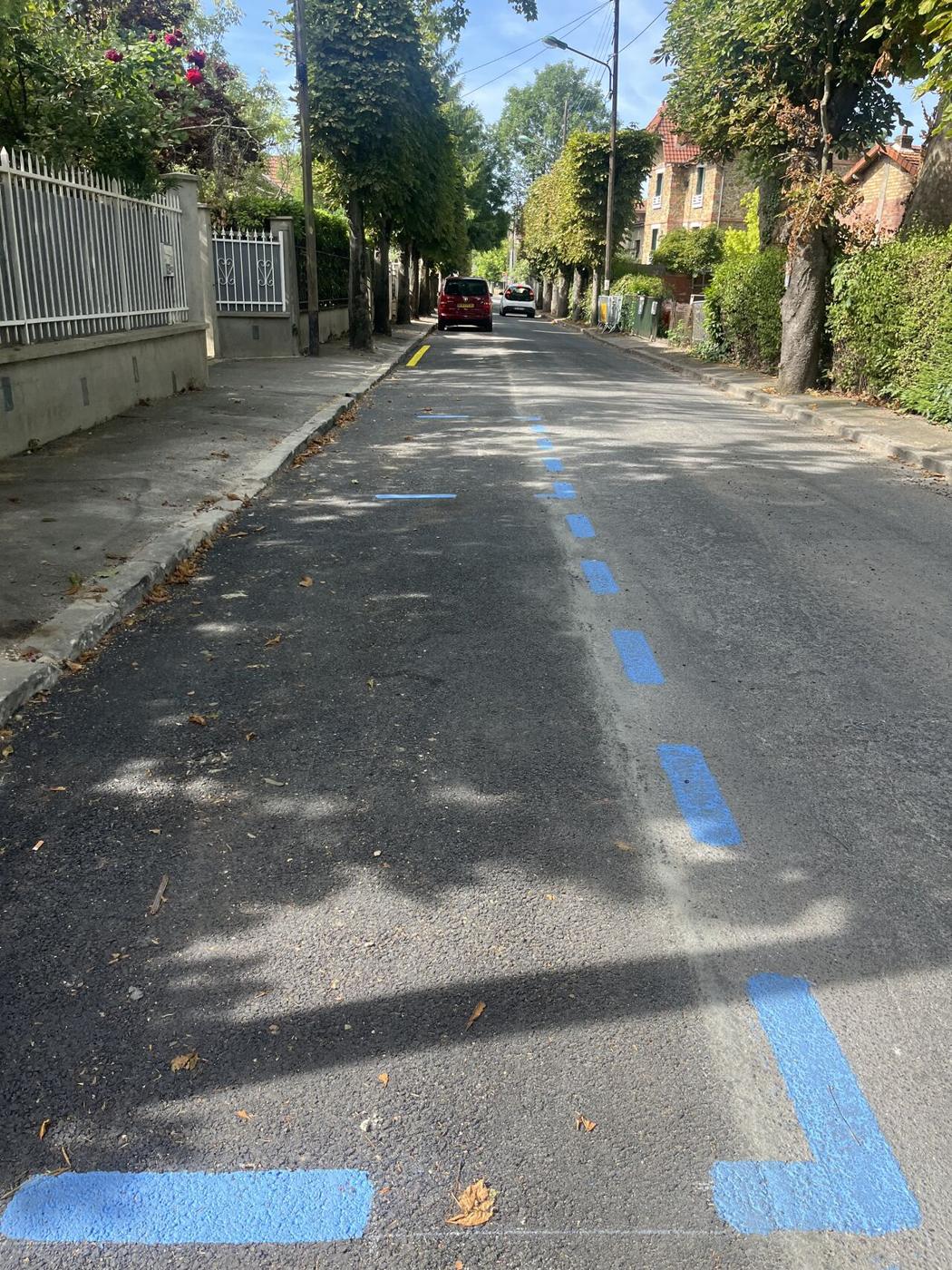 Chaussée refaite avenue de la Liberté avec marquage bleu du réseau d'eau
