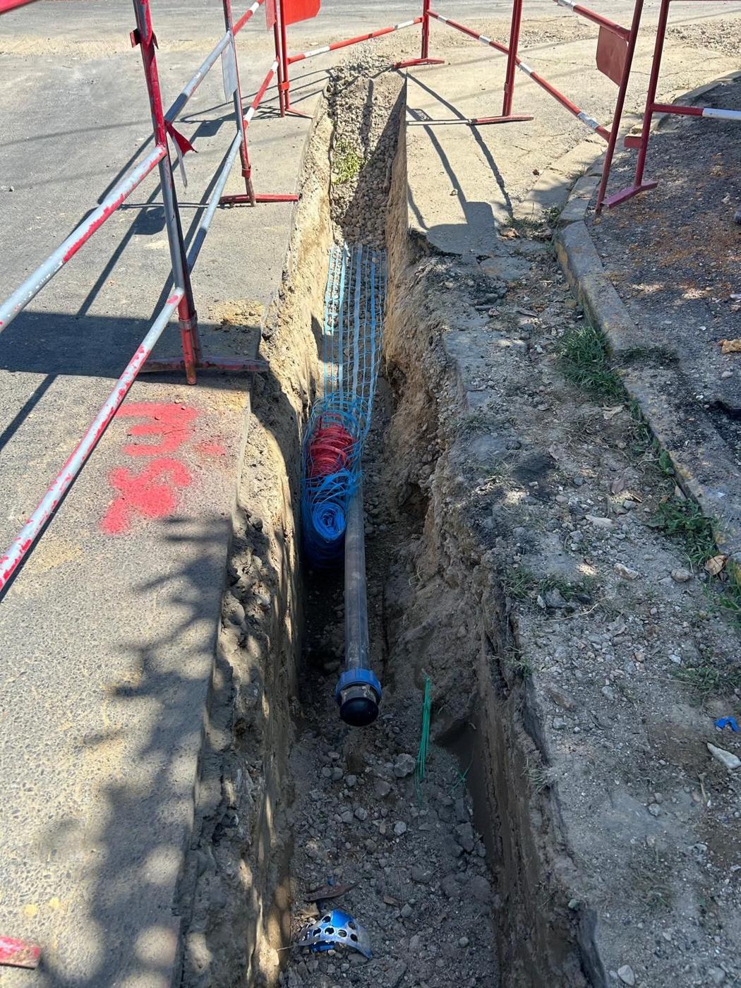 Tranchée balisée rue du Pont Chardon avec conduite et grillage avertisseur bleu