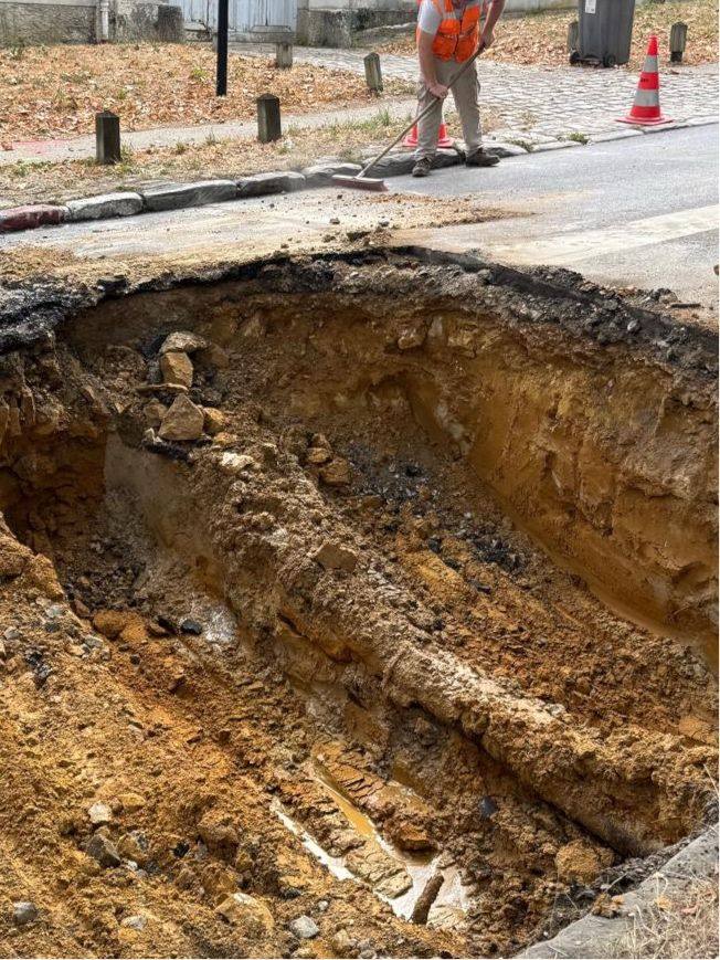 Fouille ouverte après une rupture de canalisation