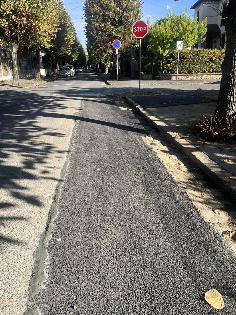 Bande d'enrobé neuf le long du trottoir